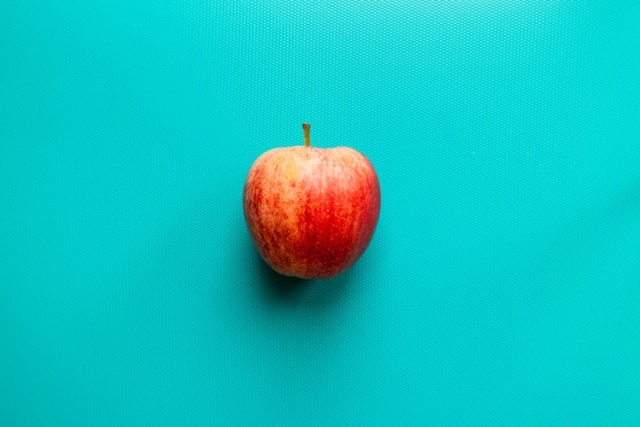 Ilustrasi apel jatuh hukum Newton foto:Unsplash