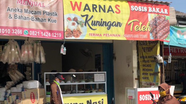 Warung Nasi Kuningan Teteh di Depan Pasar Wisma Asri