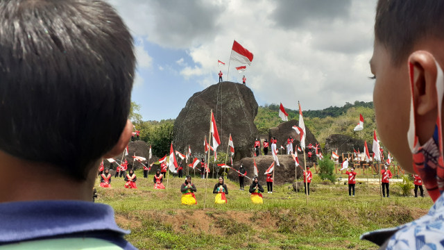 Pengibaran bendera merah putih di Puncak Gunung Watu Gendong, Gunungkidul. Foto: Erfanto/Tugu Jogja.