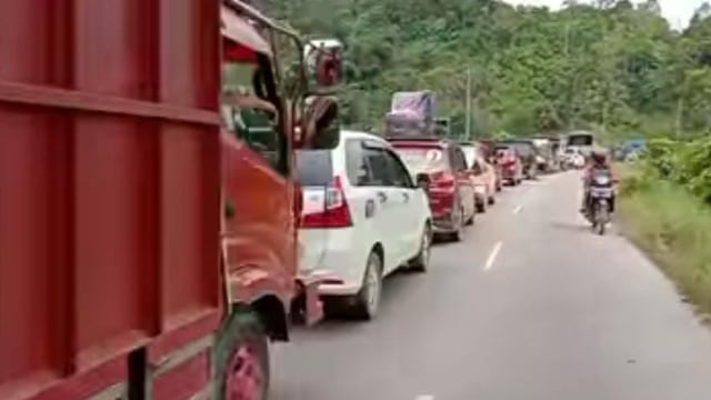 Suasana kendaraan yang menumpuk di jalur trans Sulawesi Kecamatan Lampasio, Kabupaten Tolitoli, Sulteng, Rabu (28/10). Foto: Istimewa