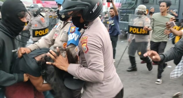 Tangkapan layar video seorang mahasiswa ditangkap dan sempat dikeroyok sejumlah oknum polisi. Foto: Rajif Duchlun/cermat