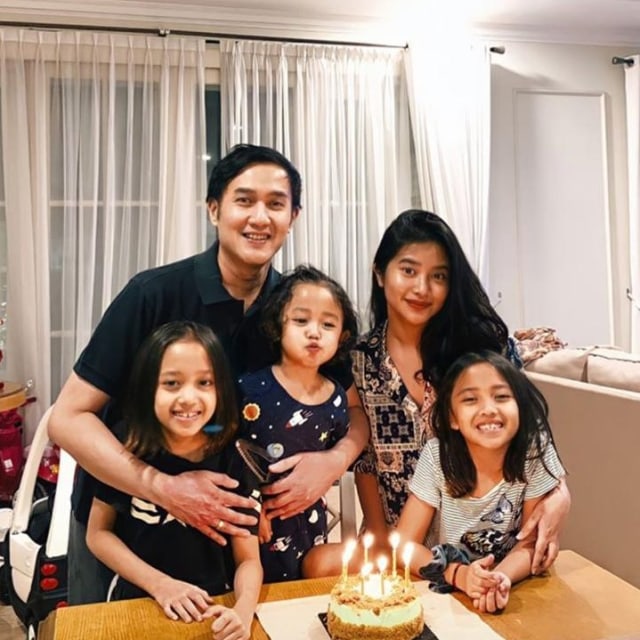 Tanpa Ririn Dwi Ariyanti, Aldi Bragi Rayakan Ulang Tahun Bersama 4 Anaknya. Foto: Instagram/adirakania