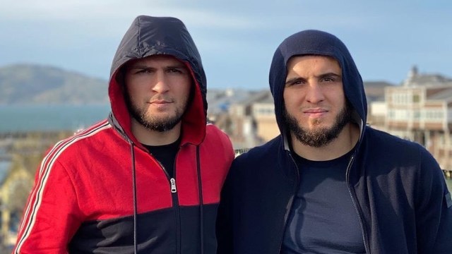 Petarung UFC, Islam Makhachev (kanan) dan Khabib Nurmagomedov. Foto: Instagram/@islamakhachev