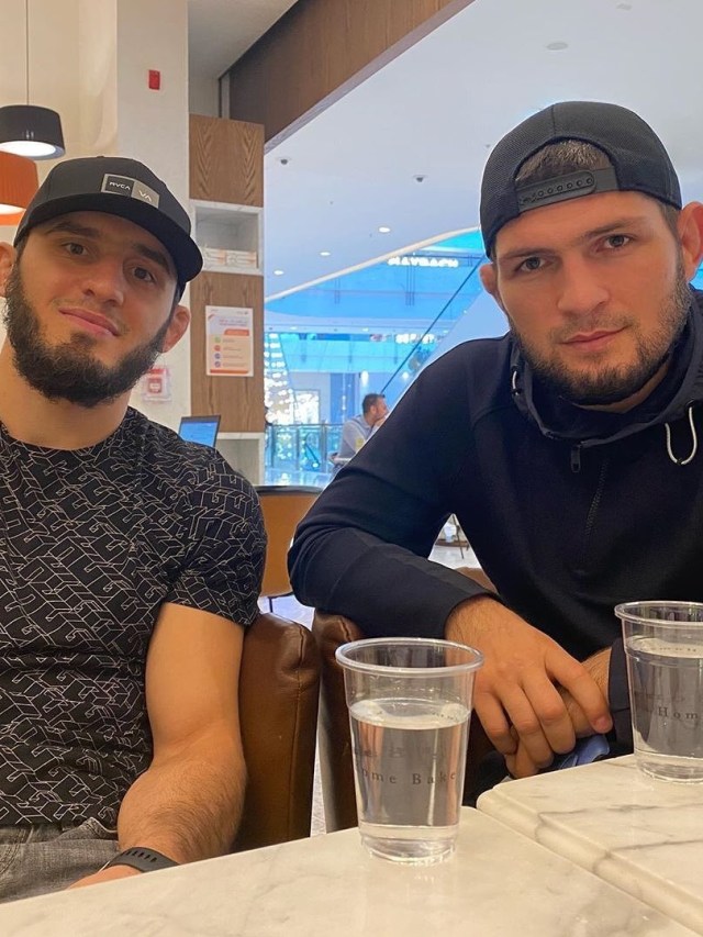 Petarung UFC, Islam Makhachev (kiri) dan Khabib Nurmagomedov. Foto: Instagram/@islamakhachev