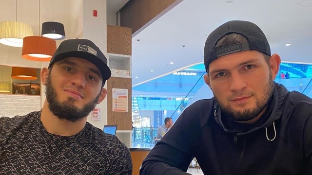 Petarung UFC, Islam Makhachev (kiri) dan Khabib Nurmagomedov. Foto: Instagram/@islamakhachev