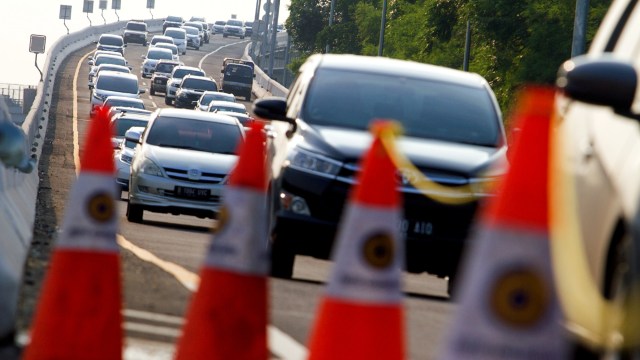 Sejumlah kendaraan melaju di jalan tol Jakarta - Cikampek (Japek) KM 47, Karawang, Jawa Barat, Rabu (28/10). Foto: M Ibnu Chazar/ANTARA FOTO