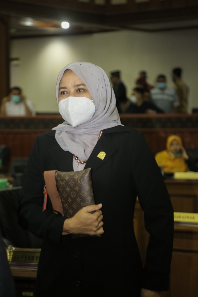 Darwati A Gani, anggota Komisi I DPR Aceh saat menghadiri rapat paripurna dengan agenda penetapan anggota Komisi Informasi Aceh dan anggota Badan Baitul Mal Aceh, Selasa (27/10). Foto: Abdul Hadi/acehkini