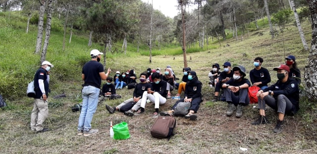 Mahasiswa sedang melakukan kegiatan praktik kuliah lapangan di Lereng Gunung Lawu.
