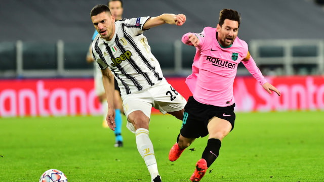 Lionel Messi dari Barcelona beraksi dengan Merih Demiral dari Juventus. Foto: Massimo Pinca/REUTERS