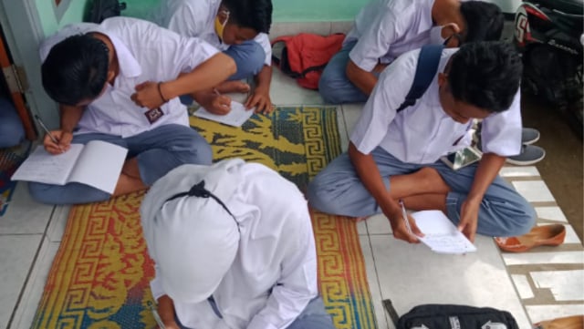 Dokumentasi belajar mengajar SMA NW Narmada di Posko