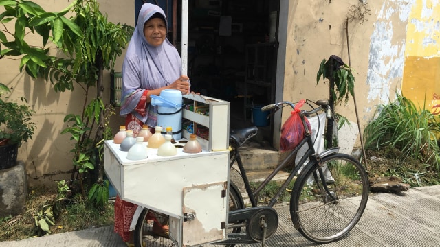 Dasriah (55) dengan sepeda dan gerobak jamunya, pada Rabu (28/10/2020)