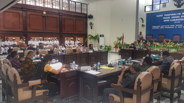 Rapat dengar pendapat DPRD Sikka bersama Yayasan Nusa Nipa, Rektorat dan mahasiswa profesi Ners Unipa. Foto: Mario WP Sina.