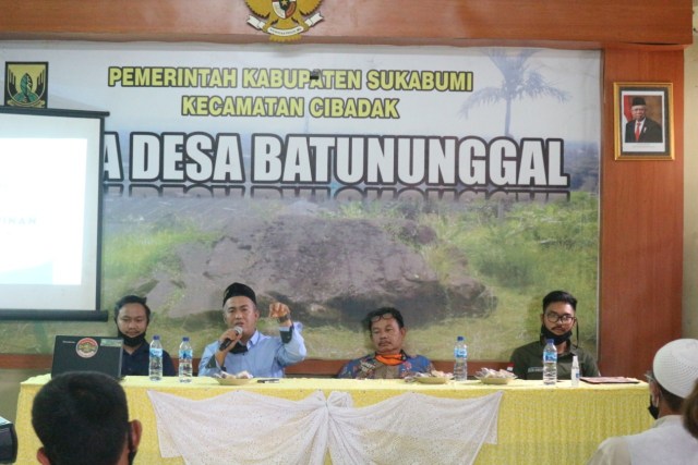 Foto : Segog Muda Berkarya (SEMUKA) menginisiasi kegiatan seminar Kepemimpinan yang bertemakan "Menerapkan Ilmu Kepemimpinan Di Era Milenial" yang bertempat di Aula Desa Batununggal.