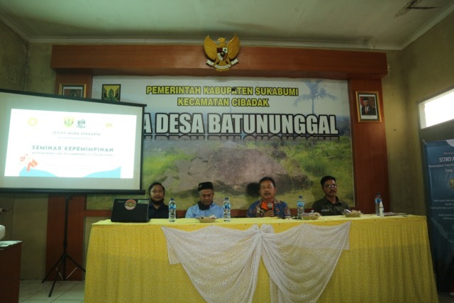 Foto : Segog Muda Berkarya (SEMUKA) menginisiasi kegiatan seminar Kepemimpinan yang bertemakan "Menerapkan Ilmu Kepemimpinan Di Era Milenial" yang bertempat di Aula Desa Batununggal.