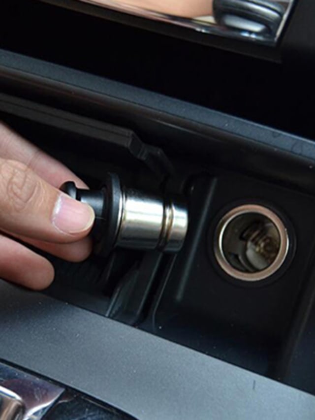 Kebiasaan Pakai Charger Smartphone di Mobil yang Ternyata Salah Kaprah (557033)