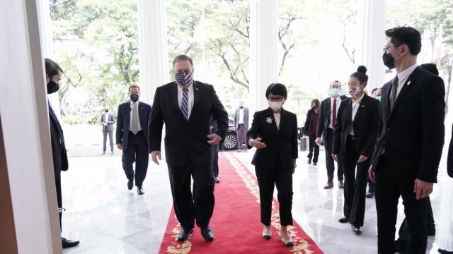 Menteri Luar Negeri RI Retno Marsudi menyambut kunjungan Menteri Luar Negeri Amerika Serikat Mike Pompeo, di Jakarta, Kamis (29/10). Foto: Kemlu RI