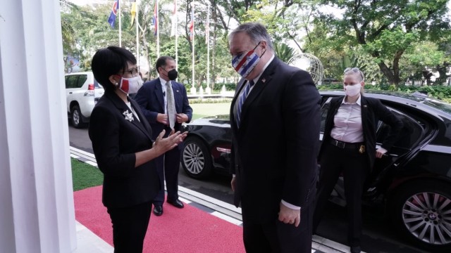 Menteri Luar Negeri RI Retno Marsudi menyambut kunjungan Menteri Luar Negeri Amerika Serikat Mike Pompeo, di Jakarta, Kamis (29/10). Foto: Kemlu RI