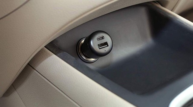 Kebiasaan Pakai Charger Smartphone di Mobil yang Ternyata Salah Kaprah (557034)