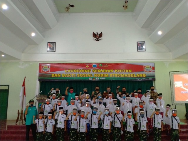 Foto bersama peserta dan tamu undangan di Gedung Prajurit Kodim 0705/Magelang (28/10).