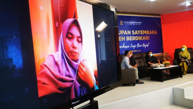 Lili pengusaha laudry saat memberikan testimoni setelah mendapat bantuan program 'Aceh Berdikari'. Foto: Kominsa Aceh