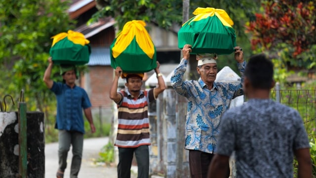 Mengantar makanan untuk disantap bersama dalam peringatan Maulid Nabi di Tangse, Pidie, Aceh. Foto: Taufik Ar Rifai untuk acehkini 