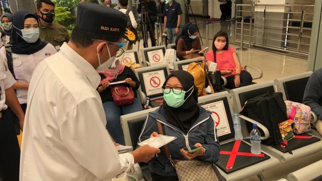 Menteri Perhubungan RI Budi Karya Sumadi saat membagikan masker kepada penumpang di Stasiun Senen, Jakarta, Kamis (29/10). Foto: Menhub RI