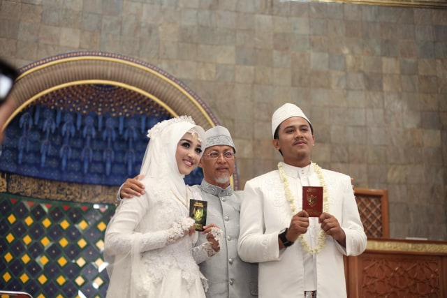 Fakhri bersama istri dan ayah mertuanya.