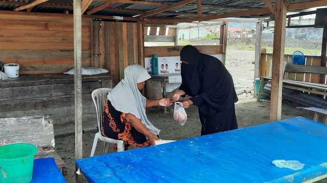 ibu sakinah yang berjualan di pinggiran pantai kota palu / Foto oleh Dhiyah Syafitri/ 29 November 2020. 