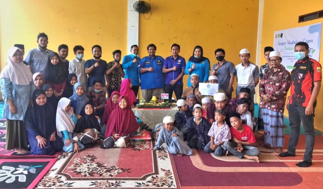 Pengurus KNPI Jambi gelar bakti sosial dengan memberi sembako dan uang tunai kepada anak-anak yatim di Panti Asuhan Darul Aitam. Foto: Jambikita.id
