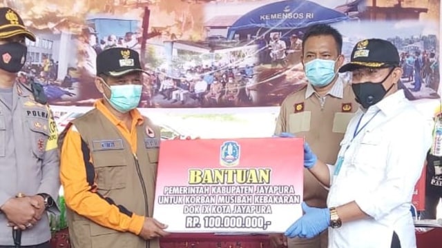 Pemkab Jayapura beri bantuan Rp 100 juta kepada korban kebakran Dok IX Jayapura. (Dok Humas Pemkot Jayapura)