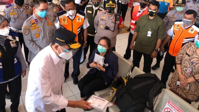 Menteri Perhubungan RI Budi Karya Sumadi saat meninjau Terminal Kampung Rambutan, Jakarta, Kamis (29/10). Foto: Kemenhub RI