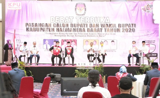 Debat terbuka pasangan calon Bupati dan Wakil Bupati Kabupaten Halmahera barat, Maluku Utara di Sahid Bela Hotel. Foto: Zulfikar Saman/cermat