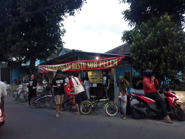 Suasana dari kegiatan berbagi gratis angkringan.