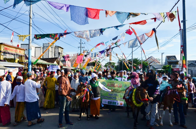 Perayaan Maulud Nabi yang diselenggarakan warga nelayan Kampung Nambangan Surabaya. Foto-foto: Masruroh/Basra﻿