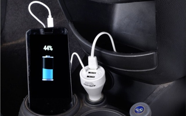 Kebiasaan Pakai Charger Smartphone di Mobil yang Ternyata Salah Kaprah (557035)
