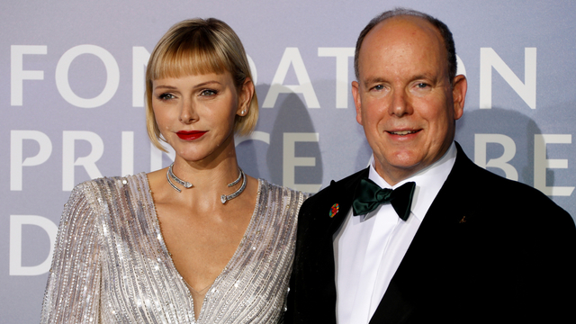 Pangeran Albert II dari Monako dan Putri Charlene dari Monako berpose di karpet merah menjelang Monte-Carlo Gala 2020. Foto: ERIC GAILLARD/POOL/AFP)