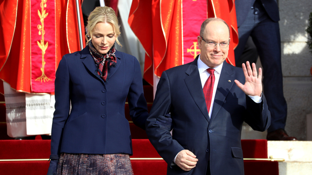 Pangeran Albert II dari Monaco (kanan) dan Puteri Charlene dari Monaco pada hari kedua Perayaan Sainte Devote di Monako pada 27 Januari 2020. Foto: Valery HACHE/AFP