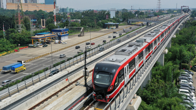Kereta api ringan (LRT) berada di lintasan LRT Jabodebek Cawang-Cibubur di Cibubur, Jakarta. Foto: Hafidz Mubarak A/ANTARA FOTO