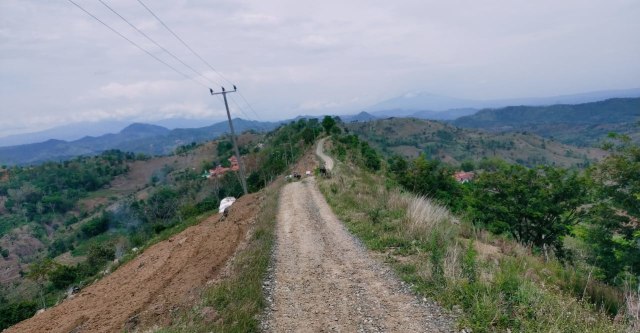 Jalan terjal menuju salah salah satu tempat wisata di Kecamatan Argapura, Kabupaten Majalengka. (Oki Kurniawan)
