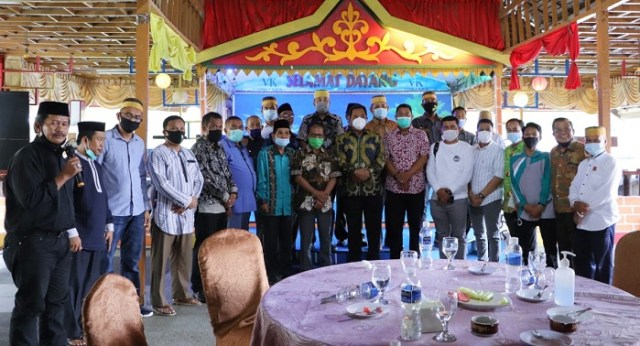 FOTO BERSAMA - Pengurus KKM Bone Kepri foto bersama dengan Pjs Gubernur Kepri, Baktiar Baharuddin 