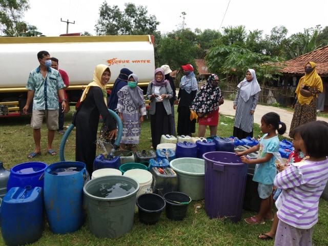 Kegiatan sedekah air Komunitas Relawan Sedekah pada saat Pandemi Covid-19 di Desa Ridhogalih