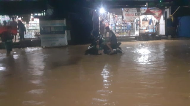 Suasana jalan utama di kota Tolitoli yang terendam banjir pada Kamis (29/10) malam. Foto: Moh Sabran/PaluPoso