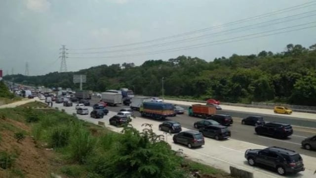 Arus Mudik Saat Libur Panjang Mengakibatkan Kemacetan di Tol Jakarta Cikampek