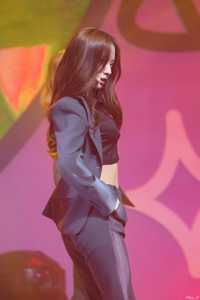 Seola WJSN saat melakukan penampilan cover dance lagu Love Shot. Foto: Dok. fmkorea.com
