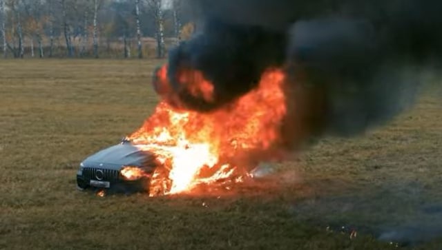 Kesal ditolak diler, vlogger asal Rusia membakar Mercedes-AMG GT 63 S (Foto: Youtube)