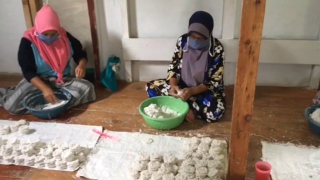 Kegiatan warga Desa Arjasari memproduksi cireng krispy nabila 