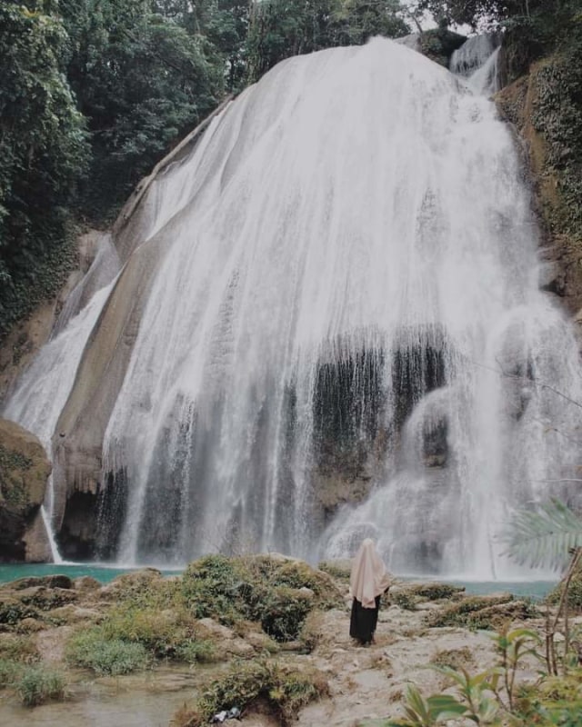 Foto: Menikmati Air Terjun Berundak di Pulau Wawonii (109378)