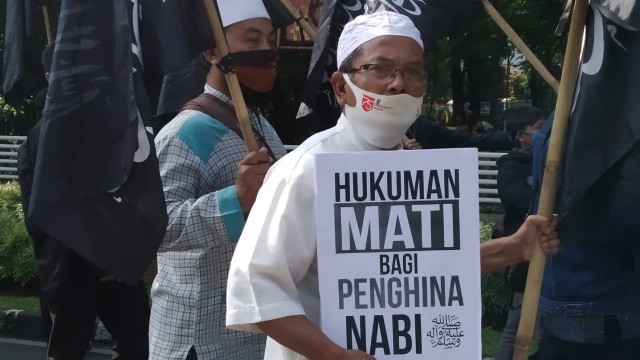 Elemen masyarakat yang tergabung dalam Masyarakat Cinta Rasulullah SAW menggelar aksi di depan Gedung Sate Bandung pada Jumat (30/10). Foto: Dok. Istimewa