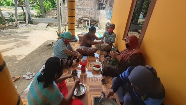 Mahasiswa KKN UIN walisongo semarang kelompok 35, Ajarkan cara membuat cendol dawet daun kelor kepada ibu-ibu di dusun Cogeh RT. 03 RW.09 desa Tlogorejo Karangawen Demak, Kamis (29/10/2020)