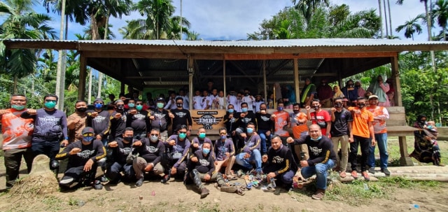 Ikatan Motor Besar Indonesia (IMBI) Provinsi Aceh Berfoto didepan balai pengajian di Desa Alue Lhok Paya Bakong. | Fadel Aziz Pase